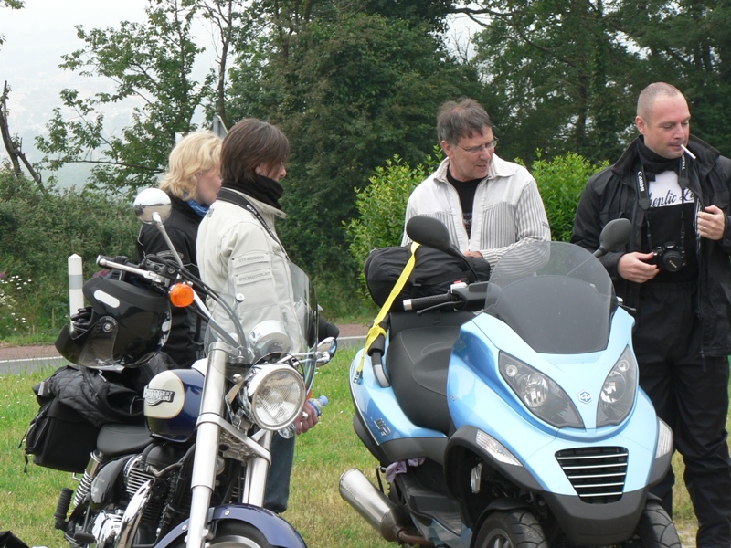 Alain et Mychèle avec leur MP3, encadrés par Tof et Mimi. A gauche la splendide Triumph Bonneville de Béa.